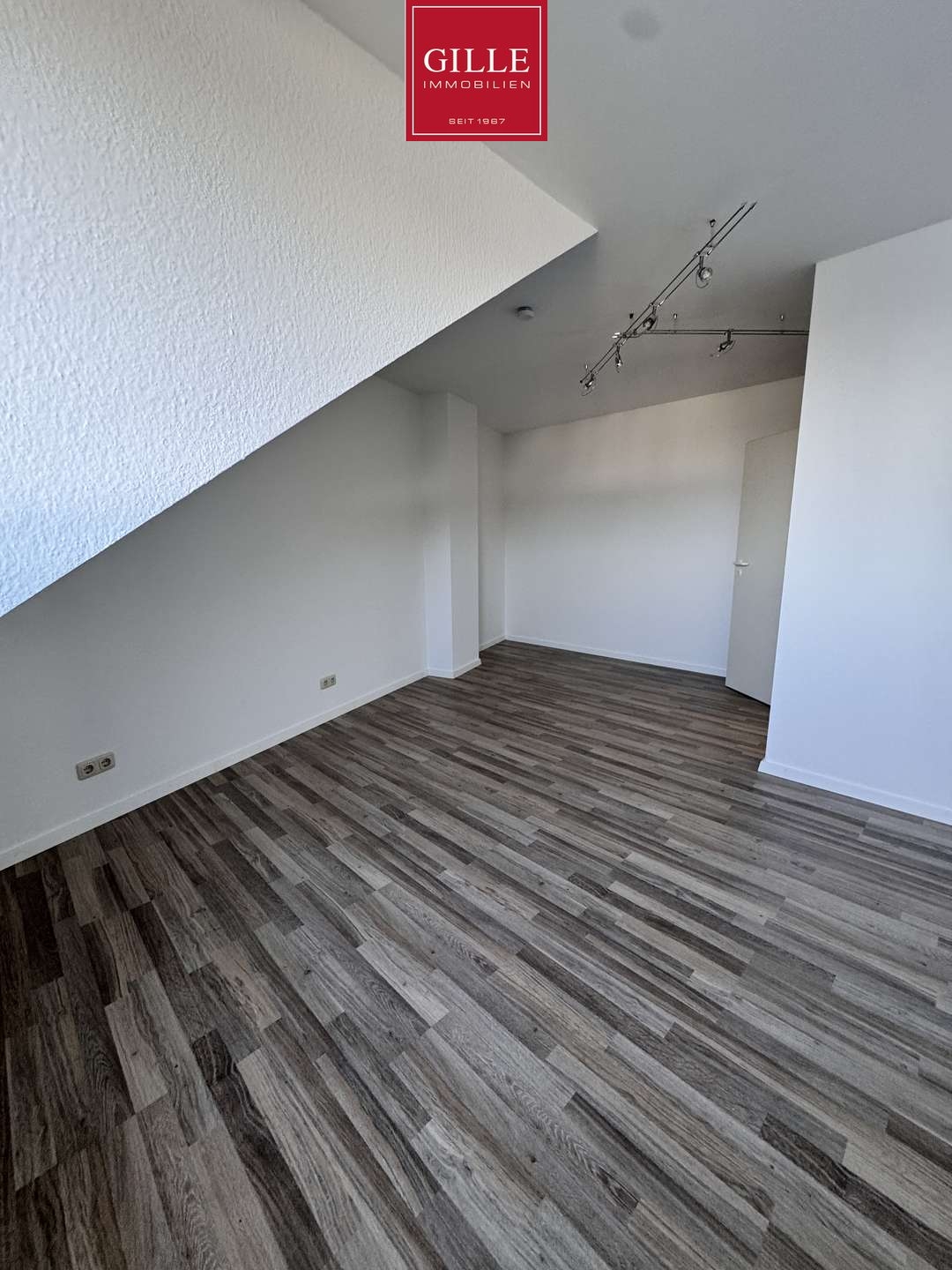 Ansicht 8 von: Kein 08/15: Exklusive Dachgeschosswohnung mit Wintergarten, TG-Stellplatz und Fernblick